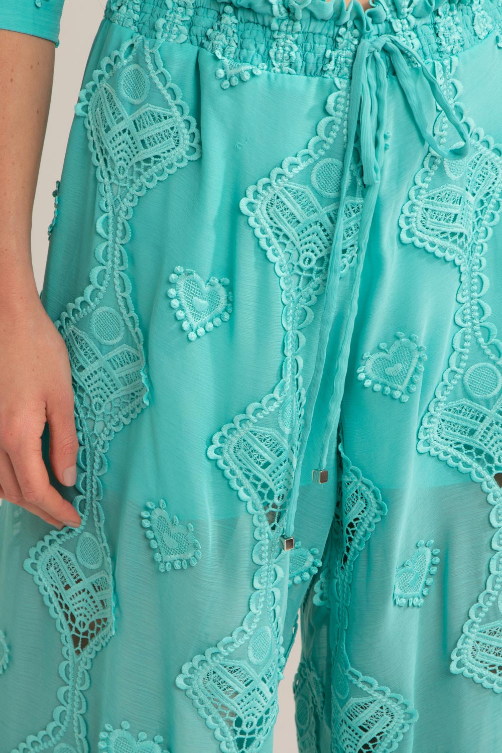Calça ampla bordado corações tiffany