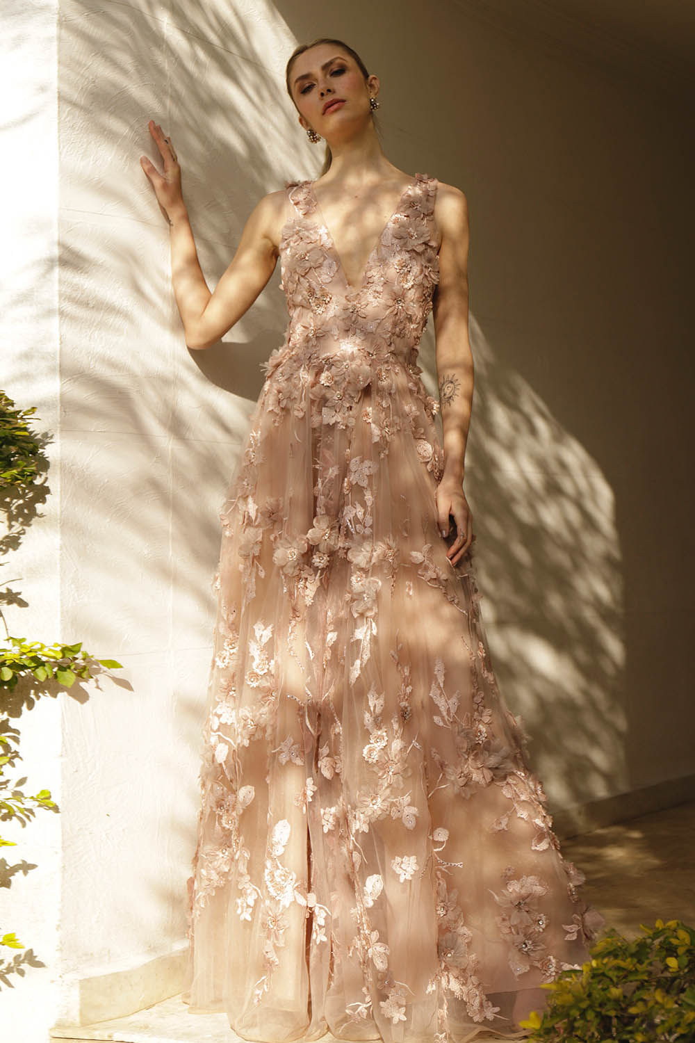 VESTIDO LONGO APLICAÇÃO FLORES ROSA