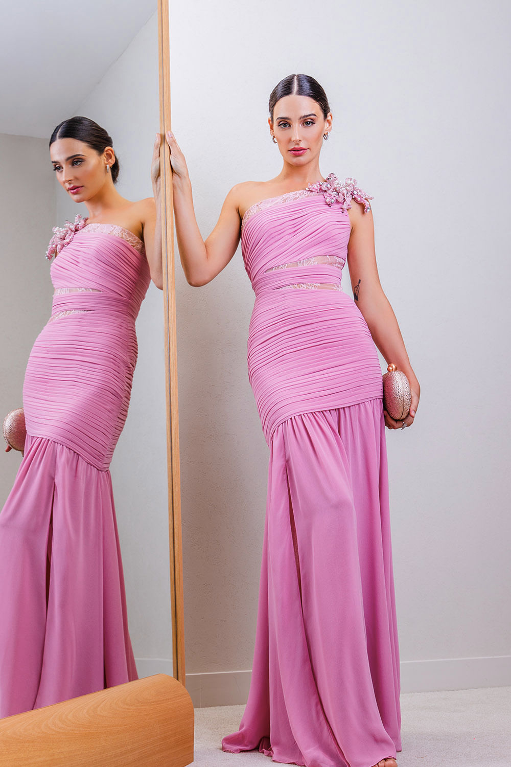 VESTIDO LONGO PREGAS BROCHE LILAS