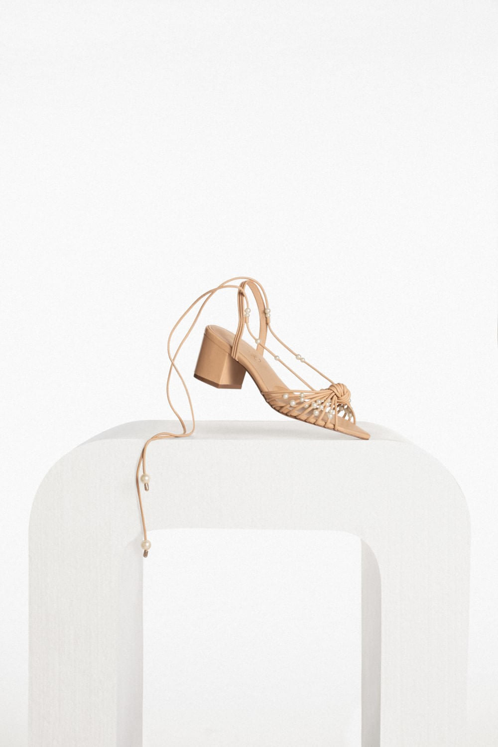SANDÁLIA SALTO BLOCO PÉROLAS NUDE
