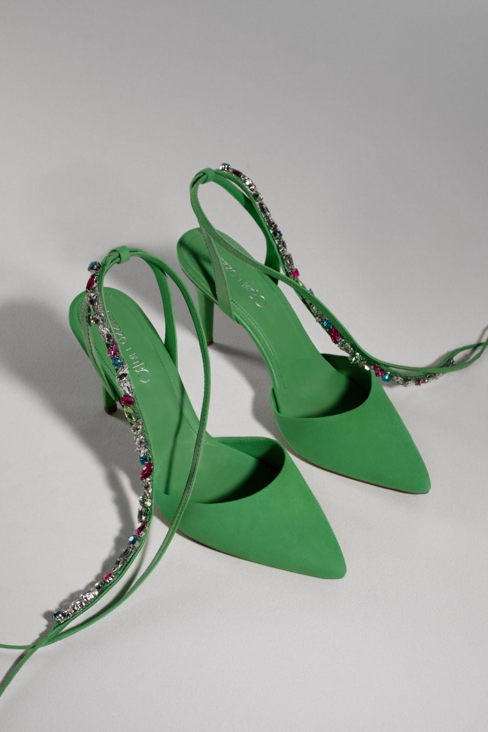 SCARPIN NOBUCK BICO FINO AMARRAÇÃO VERDE