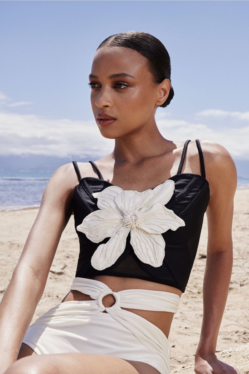 Top cropped flor bordada lycra jackie off white