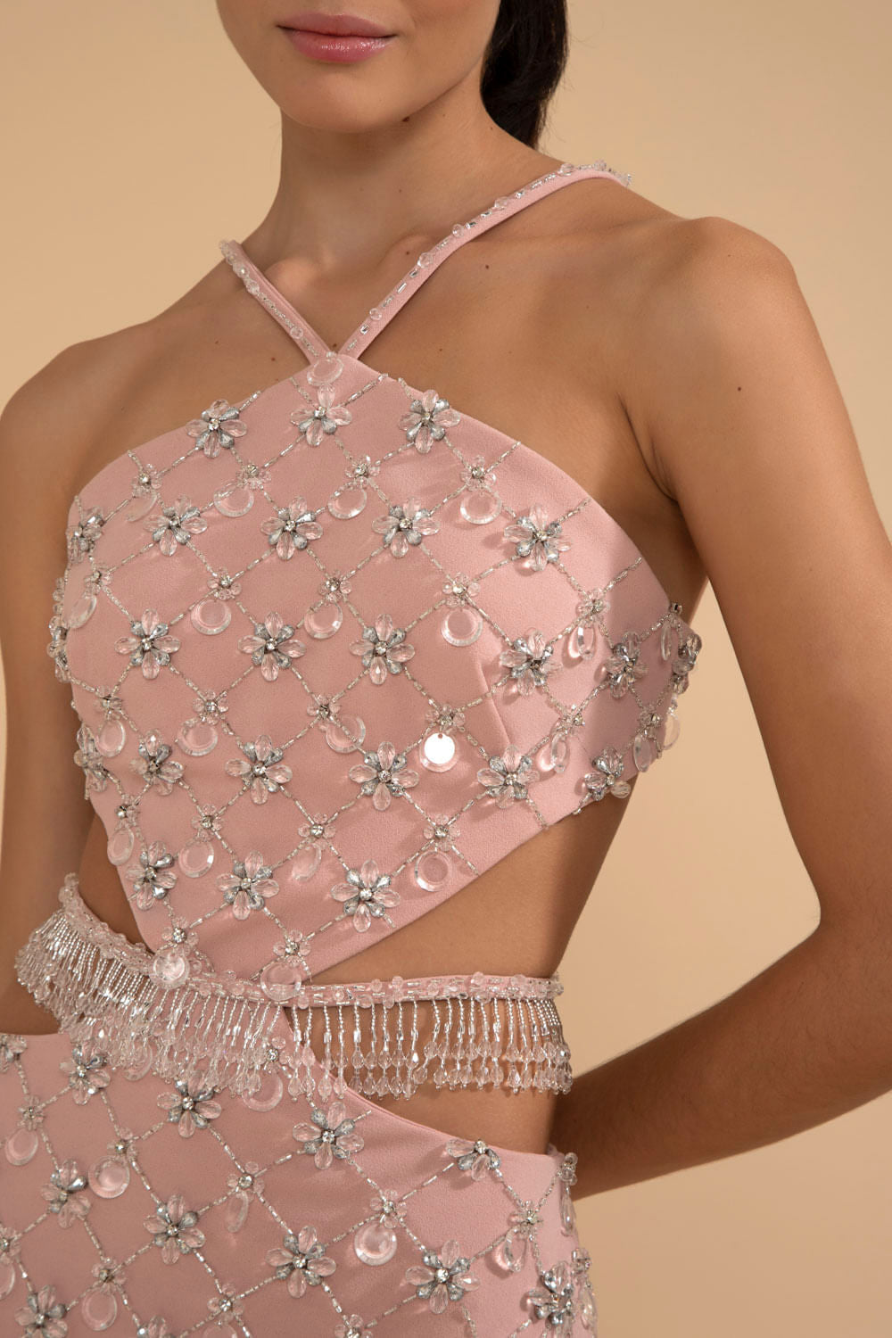 Vestido curto bordado frente única crepe crystal nude