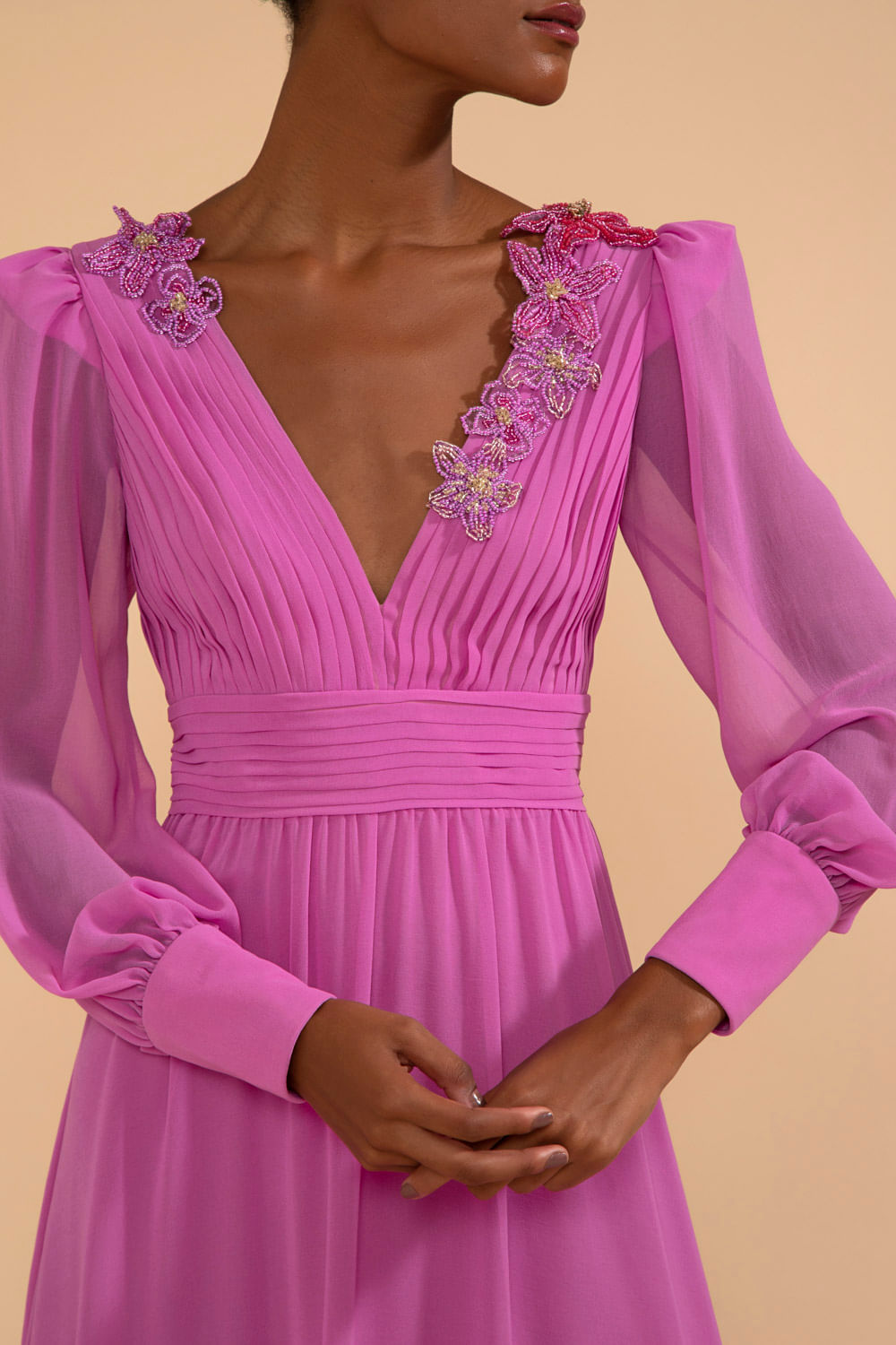Vestido longo decote pregas bordado chiffon íris lilas