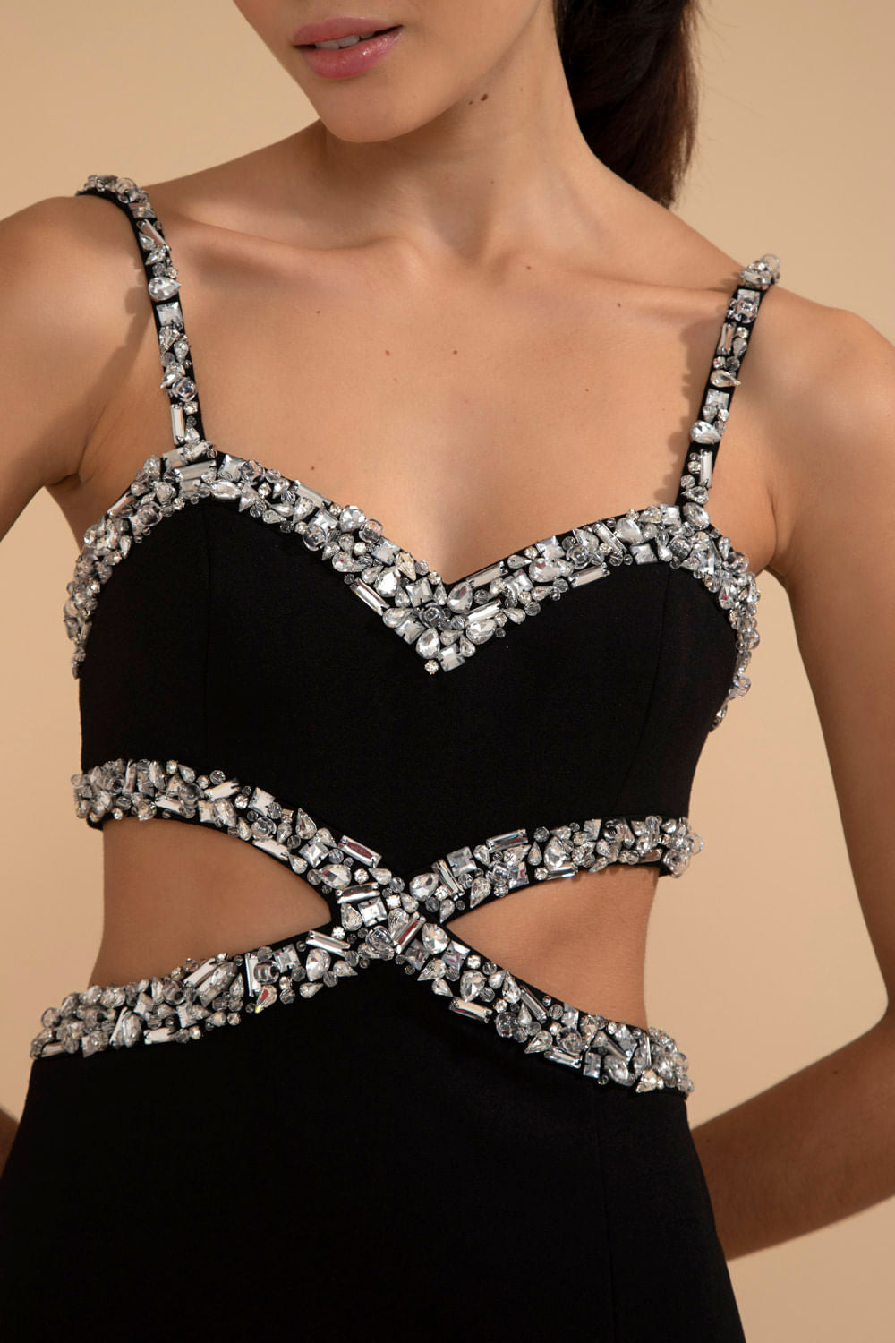 VESTIDO MÍDI RECORTES PEDRARIA CREPE CRYSTAL PRETO