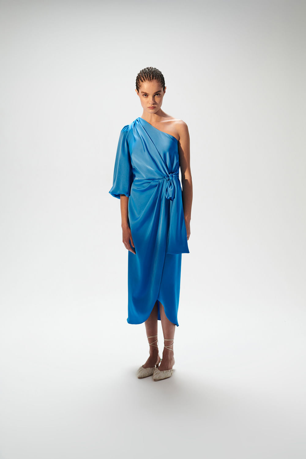 VESTIDO MÍDI MANGA ÚNICA CETIM MONALISA CELESTE