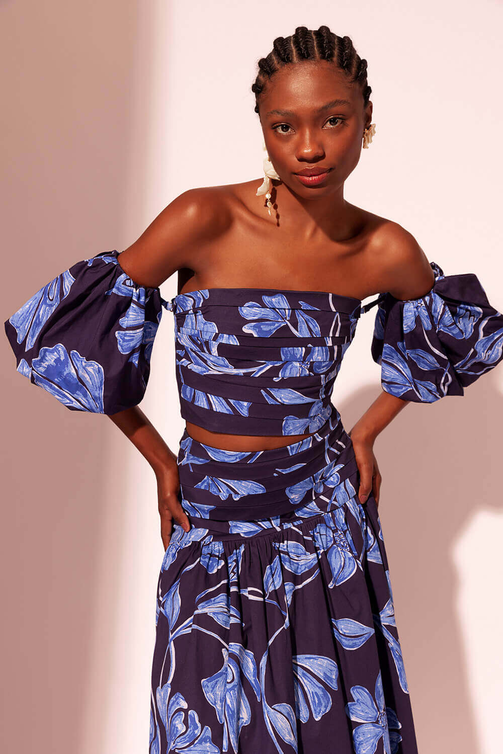 TOP CROPPED MANGAS REMOVÍVEIS SUZY FLOWER AZUL MARINHO