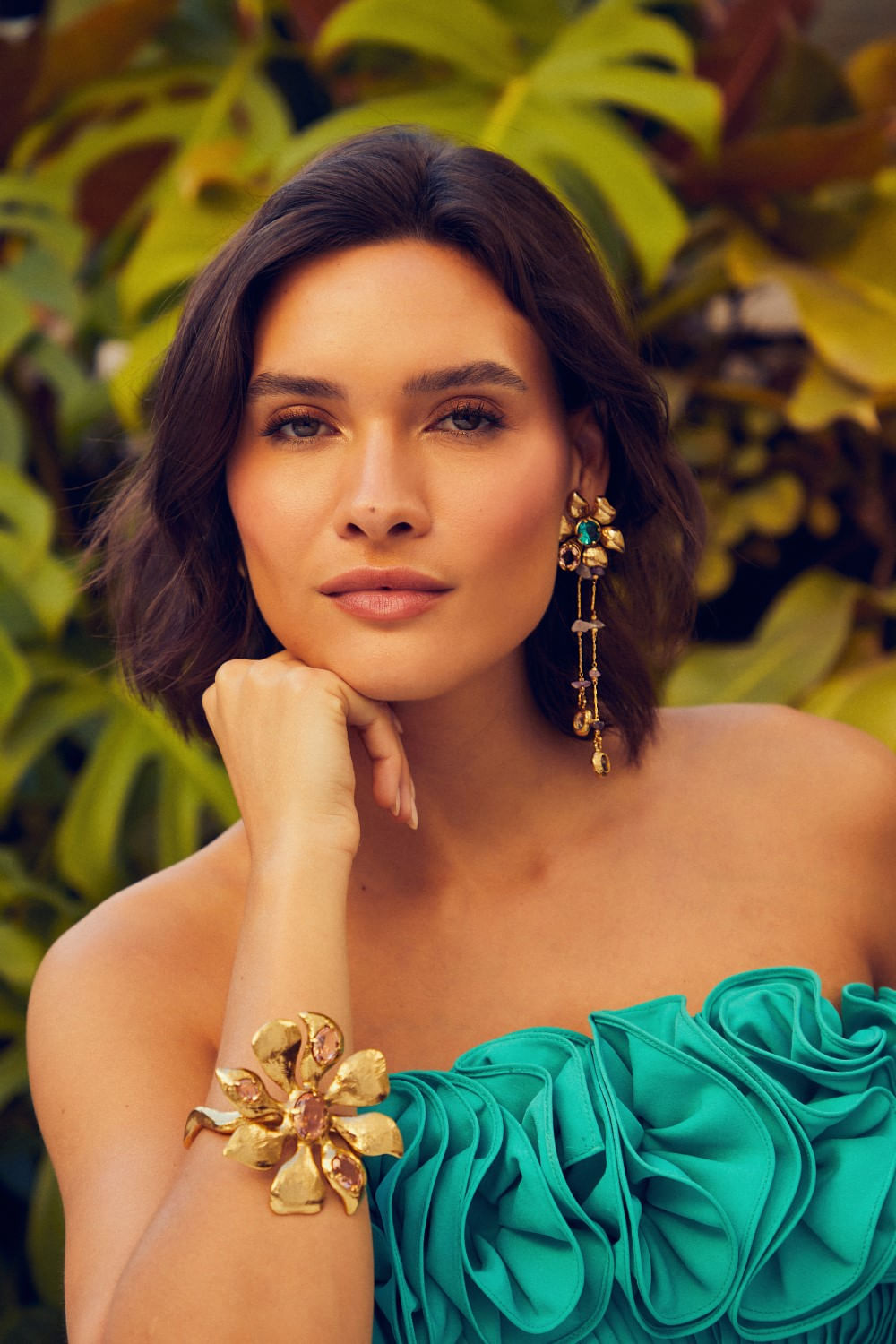 BRINCO GLAM ASSIMÉTRICO DOURADO