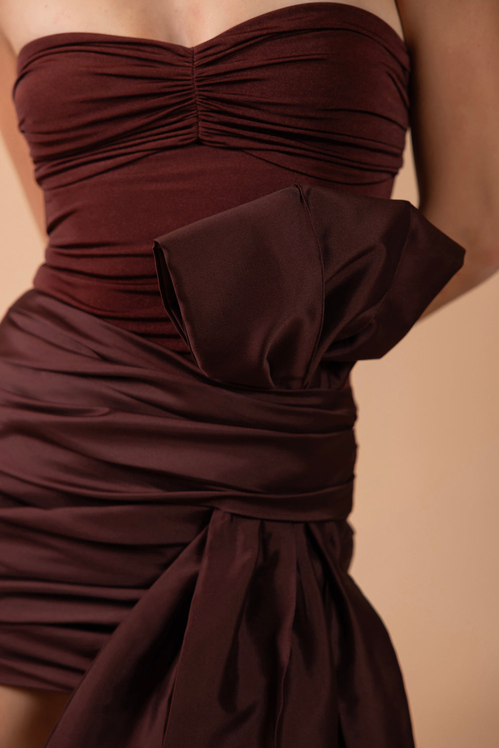 VESTIDO CURTO TAFETÁ TARSILA MARROM